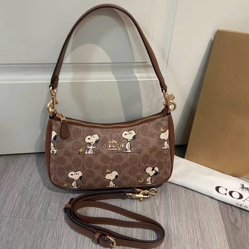 COACH x SNOOPY Joint Underarm Bag